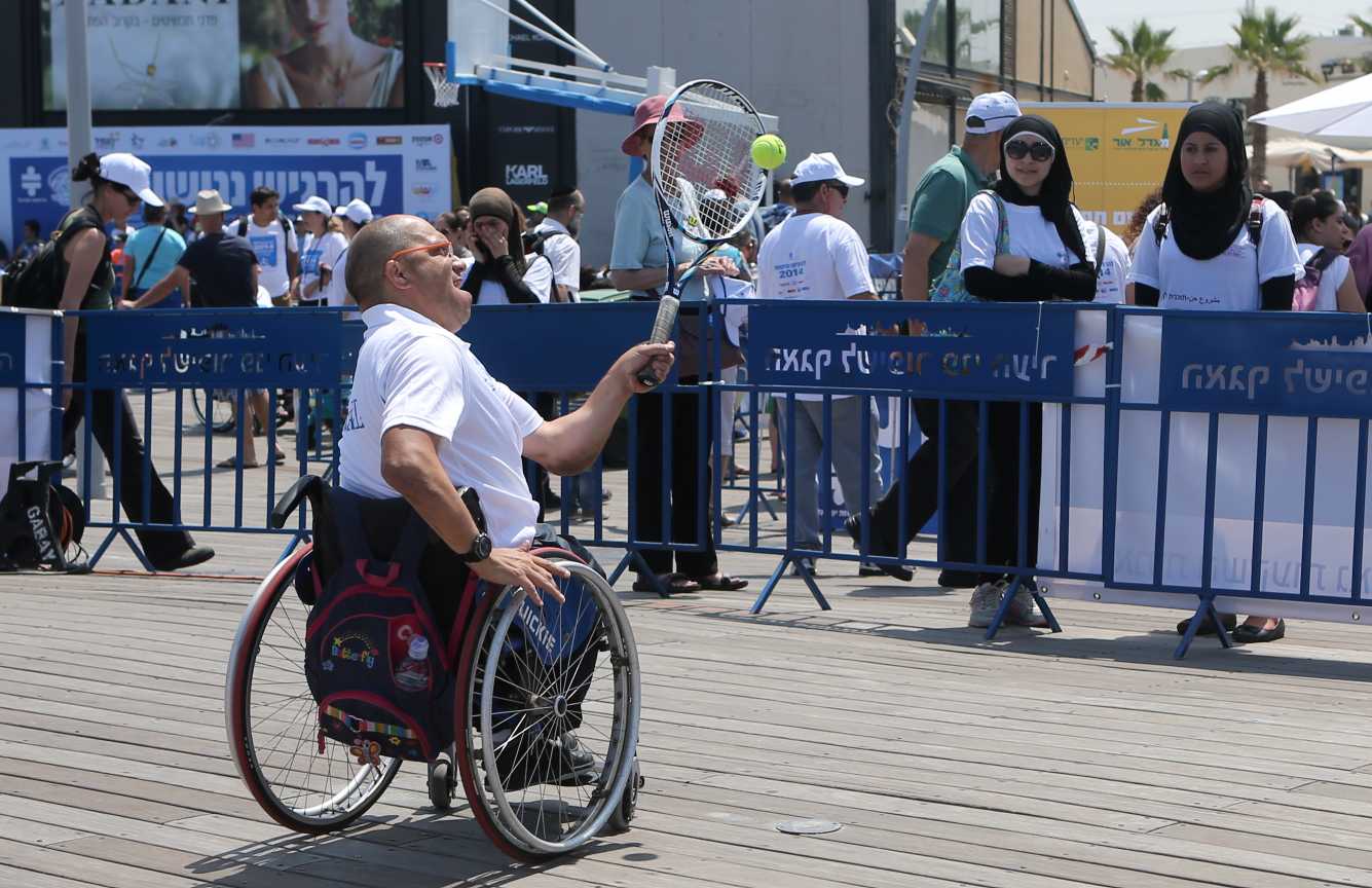 הטניסאי שרגא ויינברג מדגים טניס בכיסאות גלגלים. צילם נמרוד גליקמן