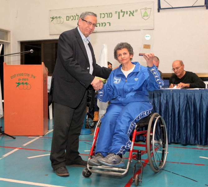 ראש עיריית רמת גן ישראל זינגר מעניק מגן הוקרה על מפעל חיים לגאולה סירי