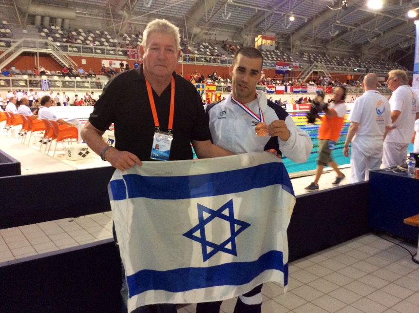 השחיין יואב ולינסקי שזכה במדליית הארד במשחה ל-200 מטר מ.א. לצידו המאמן נח רם.התמונה בחסות ההתאחדות לספורט נכים